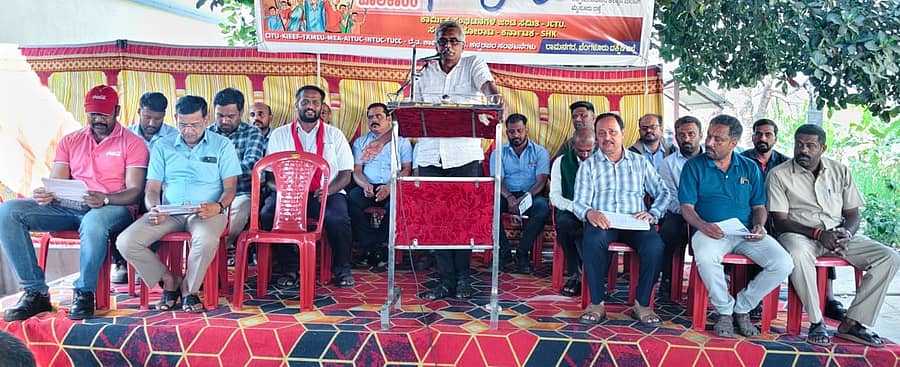 <div class="paragraphs"><p>ಕೇಂದ್ರ ಕಾರ್ಮಿಕ ಸಂಘಟನೆಗಳ ಜಂಟಿ ಸಮಿತಿಯು ಬಿಡದಿ ಕೈಗಾರಿಕಾ ಪ್ರದೇಶದಲ್ಲಿ ಹಮ್ಮಿಕೊಂಡಿದ್ದ ಜಿಲ್ಲಾ ಸಮಾವೇಶದಲ್ಲಿ ಸಿಐಟಿಯು ರಾಜ್ಯಾಧ್ಯಕ್ಷ ಮೀನಾಕ್ಷಿ ಸುಂದರಂ ಮಾತನಾಡಿದರು. </p></div>