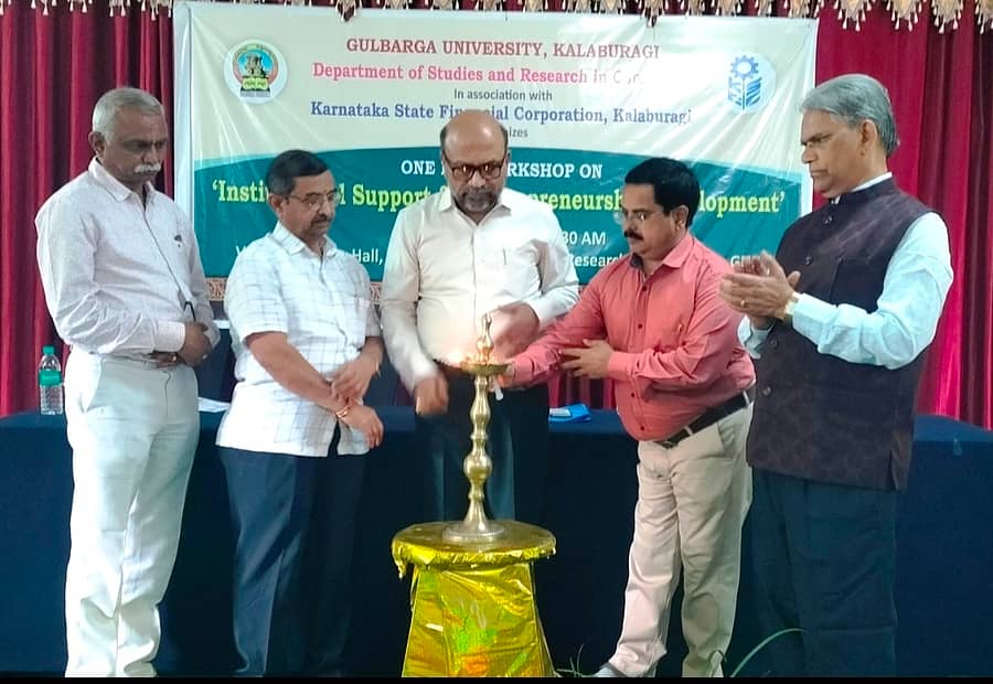 ಗುಲಬರ್ಗಾ ವಿಶ್ವವಿದ್ಯಾಲಯದಲ್ಲಿ ನಡೆದ ‘ಉದ್ಯಮಶೀಲತಾ ಅಭಿವೃದ್ಧಿಗೆ ಸಾಂಸ್ಥಿಕ ಬೆಂಬಲ’ ಕಾರ್ಯಾಗಾರವನ್ನು ಗಣ್ಯರು ಉದ್ಘಾಟಿಸಿದರು 