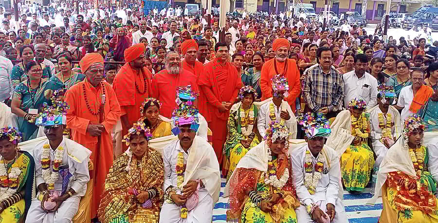 ಮುಂಡರಗಿಯ ಅನ್ನದಾನೀಶ್ವರ ಜಾತ್ರಾ ಮಹೋತ್ಸವದ ಅಂಗವಾಗಿ ಏರ್ಪಡಿಸಿದ್ದ ಉಚಿತ ಸಾಮೂಹಿಕ ವಿವಾಹ ಸಮಾರಂಭದಲ್ಲಿ ನೂತನ ವಧುವರರು ದಾಂಪತ್ಯ ಜೀವನಕ್ಕೆ ಕಾಲಿಟ್ಟರು