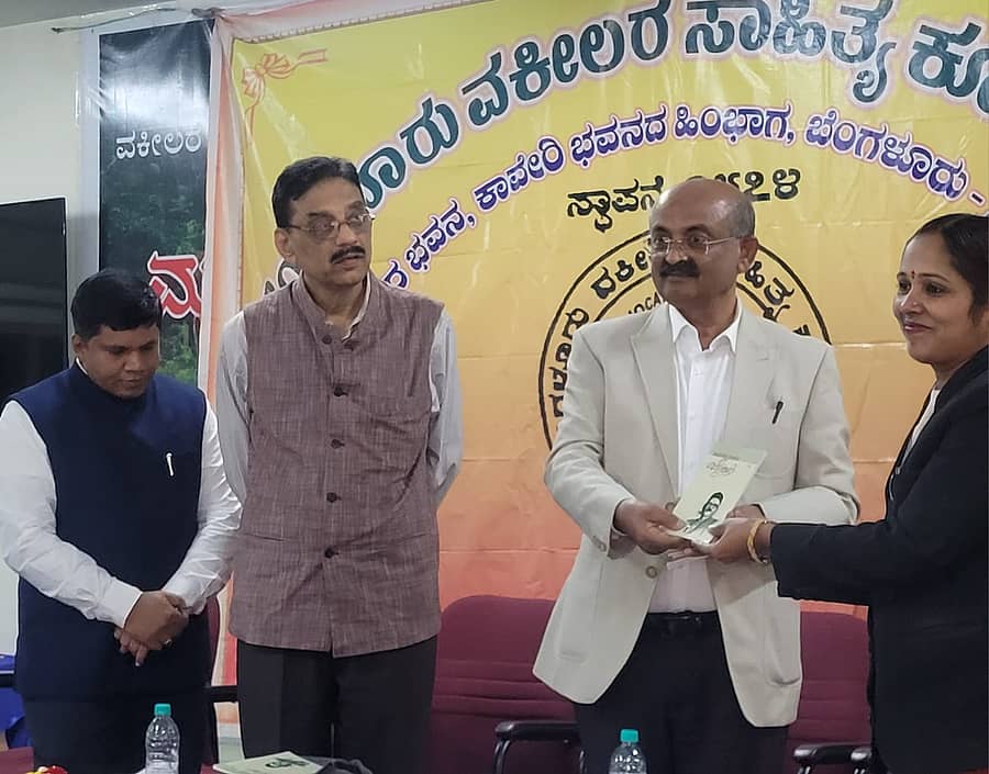 <div class="paragraphs"><p>‘ಬೆಂಗಳೂರು ವಕೀಲರ ಸಂಘ’ದ ಪದಾಧಿಕಾರಿ ವೀಣಾ ರಾವ್‌ ಅವರಿಗೆ ಪದಾಂಕಿತ ಹಿರಿಯ ವಕೀಲ ಸಿ.ಆರ್‌.ಗೋಪಾಲ ಸ್ವಾಮಿ ಬೇಂದ್ರೆಯವರ ಕುರಿತಾದ ಪುಸ್ತಿಕೆ ನೀಡಿ ಗೌರವಿಸಿದರು. ಬೆಂಗಳೂರು ವಕೀಲರ ಸಾಹಿತ್ಯ ಕೂಟದ ಅಧ್ಯಕ್ಷ ಮಂಜುನಾಥ ಬಿ.ಗೌಡ (ಎಡದಿಂದ ಮೊದಲನೆಯವರು) ಮತ್ತು ವಿಮರ್ಶಕ ಎಸ್‌.ಆರ್‌.ವಿಜಯಶಂಕರ ಇದ್ದರು.</p></div>