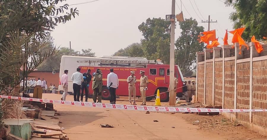 ಹುಮನಾಬಾದ್ ತಾಲ್ಲೂಕಿನ ಮೋಳಕೇರಾ ಗ್ರಾಮದಲ್ಲಿ ನಡೆದ ಸ್ಥಳಕ್ಕೆ ಅಧಿಕಾರಿಗಳು ಭೇಟಿ ನೀಡಿ ಪರಿಶೀಲನೆ ನಡೆಸಿದರು.