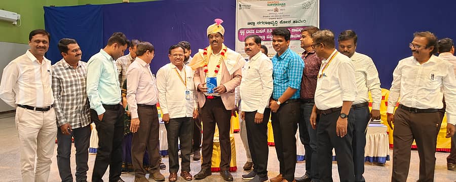 ಹಾವೇರಿಯ ಅಂಬೇಡ್ಕರ್ ಭವನದಲ್ಲಿ ಶನಿವಾರ ಹಮ್ಮಿಕೊಂಡಿದ್ದ ‘ಸ್ವಚ್ಛ ಭಾರತ ಮಿಷನ್ 2.0 ಯೋಜನೆಯ ಸಾಮರ್ಥ್ಯಾಭಿವೃದ್ಧಿ ಘಟಕದ ಜಿಲ್ಲಾ ಮಟ್ಟದ ತರಬೇತಿ ಕಾರ್ಯಾಗಾರ’ದಲ್ಲಿ ಜಿಲ್ಲಾಧಿಕಾರಿ ವಿಜಯ ಮಹಾಂತೇಶ ದಾನಮ್ಮನವರ ಅವರನ್ನು ಸನ್ಮಾನಿಸಲಾಯಿತು