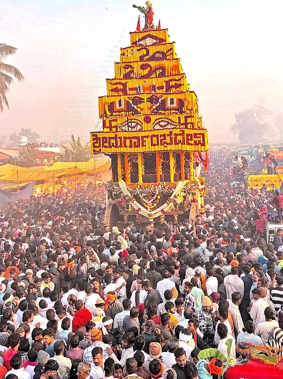 ಕಡೂರು ತಾಲ್ಲೂಕು ಅಂತರಘಟ್ಟೆಯ ಶ್ರೀ ದುರ್ಗಾಂಬ ರಥೋತ್ಸವ ಸಾವಿರಾರು ಭಕ್ತರ ಉಪಸ್ಥಿತಿಯಲ್ಲಿ ಶನಿವಾರ ನೆರವೇರಿತು