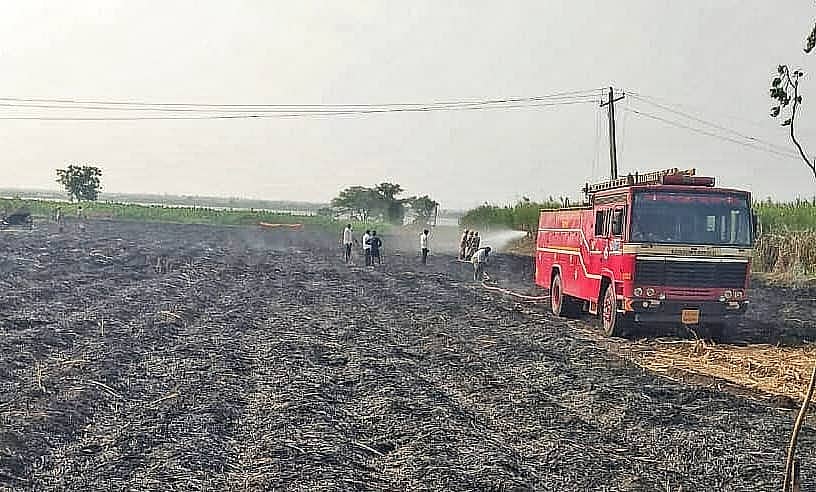 ಪೋಟೋ ಶೀರ್ಷಿಕೆ : ಹುಲಸೂರ ತಾಲ್ಲೂಕಿನ ಮುಚಳoಬ ಗ್ರಾಮದಲ್ಲಿ ಈಚೆಗೆ ಶಕುಂತಲಾ ರೇವಣಪ್ಪ ಕಾಮಶೆಟ್ಟೆ ಅವರ ಹೊಲದ ಕಬ್ಬಿನ ಬೆಳೆಯಲ್ಲಿ ಕಾಣಿಸಿಕೊಂಡ ಬೆಂಕಿಯನ್ನು ಅಗ್ನಿಶಾಮಕ ಸಿಬ್ಬಂದಿ ನಂದಿಸಿದರು.