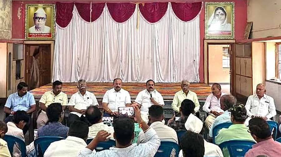 <div class="paragraphs"><p> ಗೋಕಾಕ ಜ್ಞಾನ ಮಂದಿರ ಆಧ್ಯಾತ್ಮ ಕೇಂದ್ರದಲ್ಲಿ ಶನಿವಾರ ನಡೆದ ನಾಗರೀಕರ ಸಭೆಯನ್ನು ಉದ್ದೇಶಿಸಿ ಅಶೋಕ ಪೂಜಾರಿ ಮಾತನಾಡಿದರು. ಚಿತ್ರದಲ್ಲಿ ಬಸವರಾಜ ಕಲ್ಯಾಣಶೆಟ್ಟಿ, ಚಂದ್ರಕಾಂತ ಕುರಬೇಟ, ಸೋಮಶೇಖರ ಮಗದುಮ್ ಮತ್ತಿತರರು ಇದ್ದಾರೆ.</p></div>