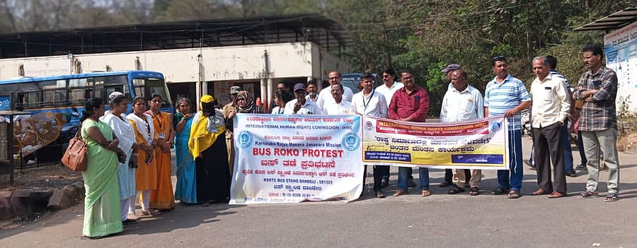 ದಾಂಡೇಲಿ ಬಸ್ ನಿಲ್ದಾಣವನ್ನು ಹೈಟೆಕ್ ನಿಲ್ದಾಣವನ್ನಾಗಿ ಪರಿವರ್ತಿಸುವಂತೆ ಆಗ್ರಹಿಸಿ ಅಂತರರಾಷ್ಟ್ರೀಯ ಮಾನವ ಹಕ್ಕುಗಳ ಆಯೋಗ ಕರ್ನಾಟಕ ಸಮಿತಿ ಸದಸ್ಯರು ಬಸ್ ತಡೆ ನಡೆಸಿ, ಮನವಿ ಸಲ್ಲಿಸಿದರು