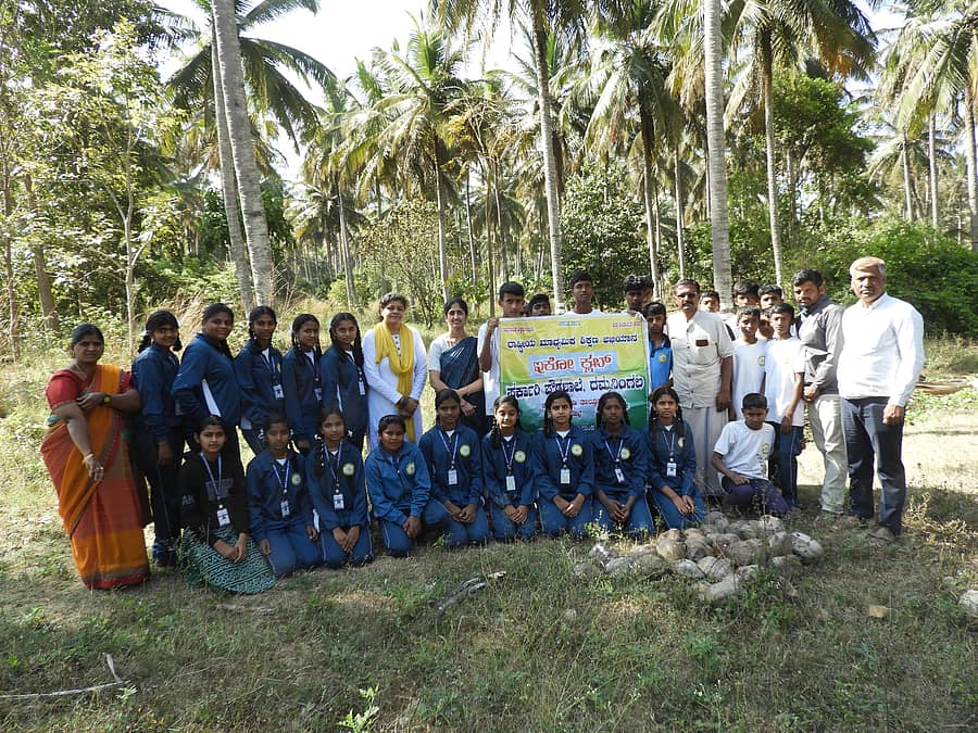 ಶ್ರವಣಬೆಳಗೊಳ ಹೋಬಳಿಯ ಬೆಕ್ಕ ಗ್ರಾಮದಲ್ಲಿರುವ ಸಾವಯವ ಕೃಷಿಕ ಬಿ.ರಾಘವೇಂದ್ರರ ತೀರ್ಥಂಕರರ ವನಕ್ಕೆ ಸರ್ಕಾರಿ ಪ್ರೌಢಶಾಲೆ ದಮ್ಮನಿಂಗಲ ಇಕೋ ಕ್ಲಬ್‌ನ ವಿದ್ಯಾರ್ಥಿಗಳು ಭೇಟಿ ನೀಡಿದ ಸಂದರ್ಭದಲ್ಲಿ ಮುಖ್ಯ ಶಿಕ್ಷಕಿ ಸೌಮ್ಯ ಎನ್.ಎಂ, ಬಿ.ರಾಘವೇಂದ್ರ, ಲೋಕಪ್ಪ ಎಂ, ಸಾವಿತ್ರಮ್ಮ ಮಮತಾ ಪಾಲ್ಗೊಂಡಿದ್ದರು