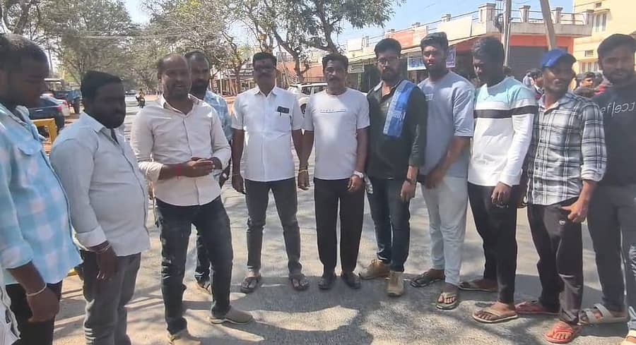 ಗುಂಡ್ಲುಪೇಟೆ ಪಟ್ಟಣದ ಮಡಹಳ್ಳಿ ರಸ್ತೆ ಕಾಮಗಾರಿ ಕಳಪೆಯಿಂದ ಕೂಡಿದ್ದು, ನಿರ್ಮಾಣವಾದ ವಾರದಲ್ಲೆ ಡಾಂಬರ್ ಕಿತ್ತು ಬಂದಿದೆ ಎಂದು ಆರೋಪಿಸಿ ಜಾರಕಿಹೊಳಿ ಬ್ರಿಗೇಡ್ ವತಿಯಿಂದ ಪ್ರತಿಭಟನೆ ನಡೆಸಿದರು