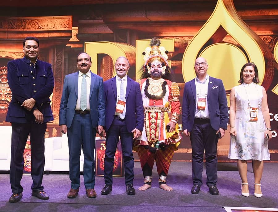 ಸಮಾರಂಭದಲ್ಲಿ ಯಕ್ಷಗಾನ ವೇಷಧಾರಿಯೊಂದಿಗೆ ಡಾ.ರೋಹಿತ್ ಶೆಟ್ಟಿ, ಡಾ.ಬಿ.ಸಿ. ಭಗವಾನ್, ಮೊಹಮದ್ ಶಫೀಕ್, ಮೊಹಮದ್ ಹೊಸ್ನಿ ಹಾಗೂ ಸಿಹೆಮ್ ಲಾಜ್ರೆಗ್ 