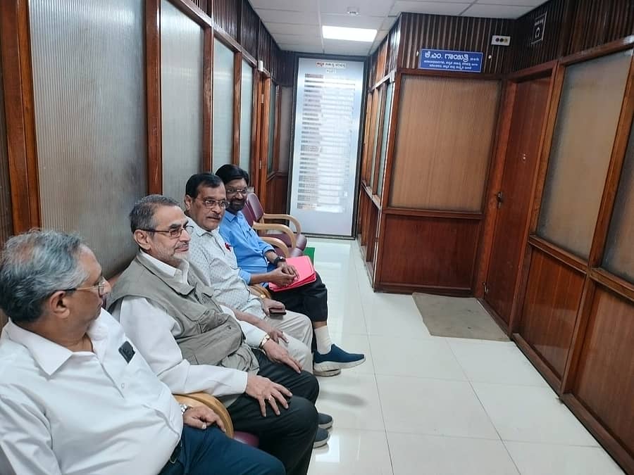 ಕಸಾಪ ಆಡಳಿತಾಧಿಕಾರಿ ಕಚೇರಿ ಮುಂದೆ ಮಹೇಶ ಜೋಶಿ, ಬಿ.ಎಂ.ಪಟೇಲ್ ಪಾಂಡು, ಡಿ.ಆರ್. ವಿಜಯ ಕುಮಾರ್