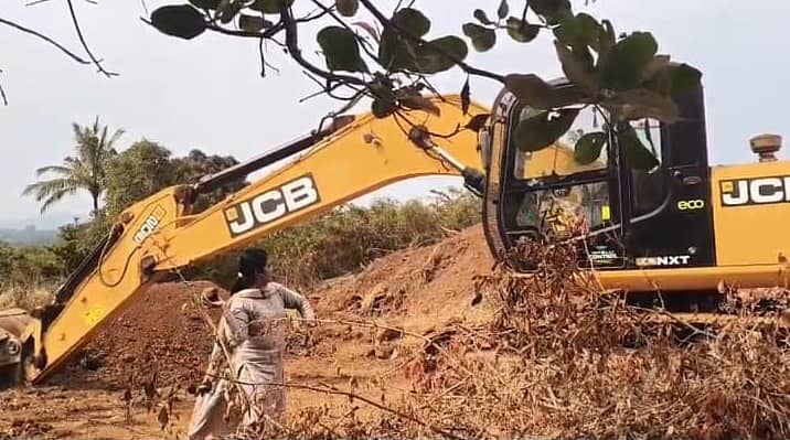 ಅಕ್ರಮ ಗಣಿಗಾರಿಕೆ ಸ್ಥಳದಲ್ಲಿ ಹಿರಿಯ ಭೂ ವಿಜ್ಞಾನಿ ಬಿಂದನ್ ಪಾಟೀಲ ಅವರು, ಅಕ್ರಮಕ್ಕೆ ಬಳಸಿದ ಜೆಸಿಬಿ ಮೇಲೆ ಕಲ್ಲೆಸೆದರು