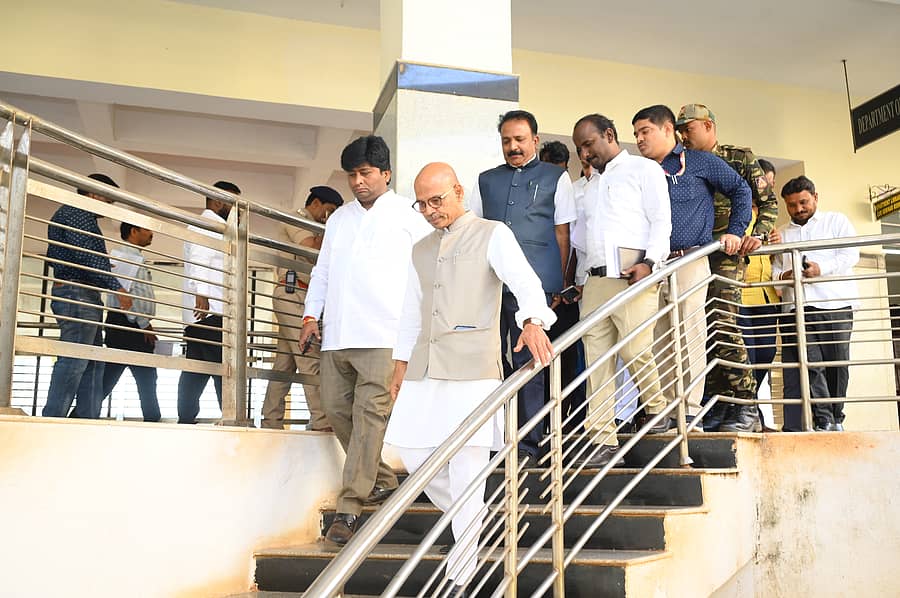 ವೈದ್ಯಕೀಯ ಶಿಕ್ಷಣ ಸಚಿವ ಡಾ. ಶರಣಪ್ರಕಾಶ ಪಾಟೀಲ ಅವರು ಶನಿವಾರ ಬೀದರ್‌ನ ಬ್ರಿಮ್ಸ್‌ಗೆ ಭೇಟಿ ನೀಡಿ ಪರಿಶೀಲನೆ ನಡೆಸಿದರು