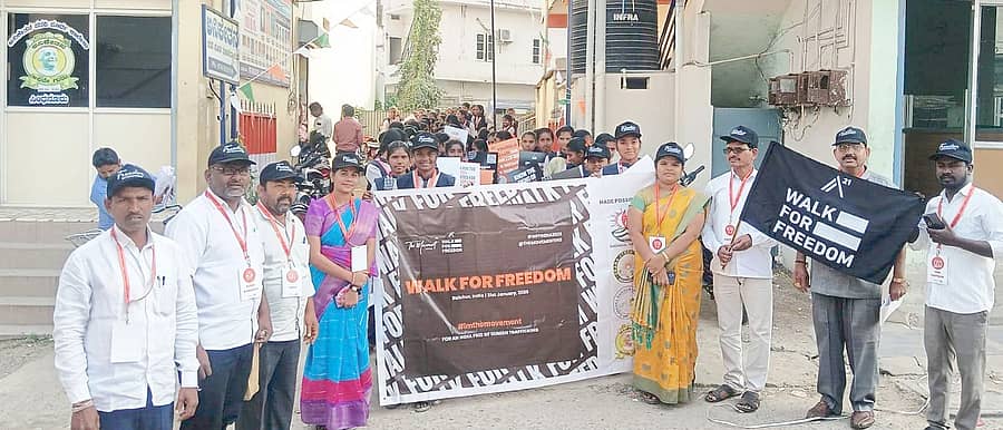 ಸಿಂಧನೂರಿನ ಅನಿಕೇತನ ಪದವಿಪೂರ್ವ ಕಾಲೇಜಿನ ಆವರಣದಲ್ಲಿ ಶನಿವಾರ ಮೌನ ಮೆರವಣಿಗೆ ನಡೆಸಲಾಯಿತು