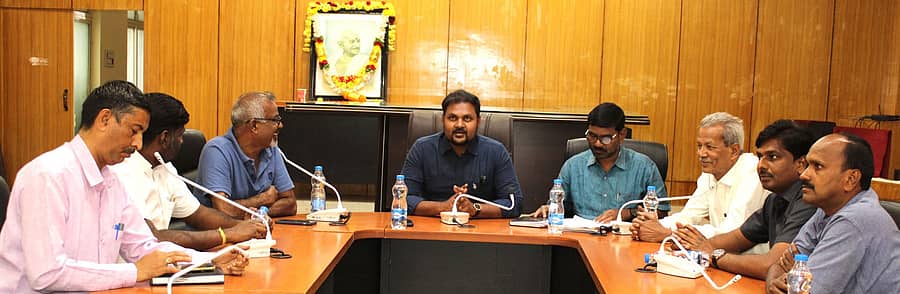 ಚಿತ್ರದುರ್ಗದ ಜಿಲ್ಲಾಧಿಕಾರಿ ಕಚೇರಿ ಸಭಾಂಗಣದಲ್ಲಿ ನಡೆದ ಜಿಲ್ಲಾ ಕನ್ನಡ ಜಾಗೃತಿ ಸಮಿತಿ ಸಭೆಯಲ್ಲಿ ಉಪವಿಭಾಗಾಧಿಕಾರಿ ವೆಂಕಟೇಶ್‌ ನಾಯ್ಕ್ ಮಾತನಾಡಿದರು