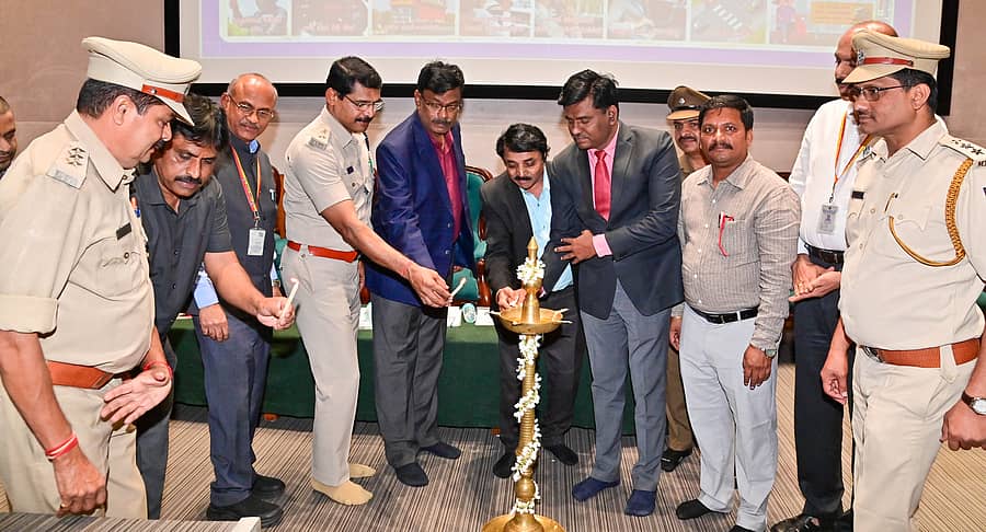 <div class="paragraphs"><p>ದಾವಣಗೆರೆಯ ಯುಬಿಡಿಟಿ ಕಾಲೇಜಿನ ಸಭಾಂಗಣದಲ್ಲಿ ಆಯೋಜಿಸಿದ್ದ 37ನೇ ರಾಷ್ಟ್ರೀಯ ರಸ್ತೆ ಸುರಕ್ಷತಾ ಮಾಸಾಚರಣೆ ಸಮಾರೋಪ ಕಾರ್ಯಕ್ರಮವನ್ನು ಗಣ್ಯರು ದೀಪ ಬೆಳಗಿಸಿ ಉದ್ಘಾಟಿಸಿದರು </p></div>