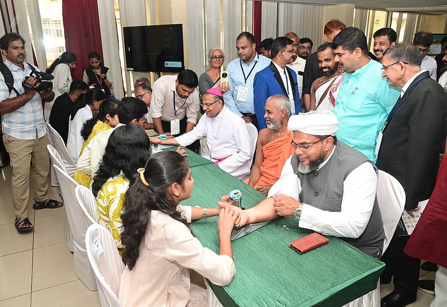 ಮಂಗಳೂರಿನ ಟಿಎಂಎ ಪೈ ಸಭಾಭವನದಲ್ಲಿ ನಡೆಯುತ್ತಿರುವ ಆಯುಷ್ ಹಬ್ಬದ ಉದ್ಘಾಟನಾ ಕಾರ್ಯಕ್ರಮದಲ್ಲಿ ಅತಿಥಿಗಳು ಆರೋಗ್ಯ ತಪಾಸಣೆ ಮಾಡಿಸಿಕೊಂಡರು : ಪ್ರಜಾವಾಣಿ ಚಿತ್ರ