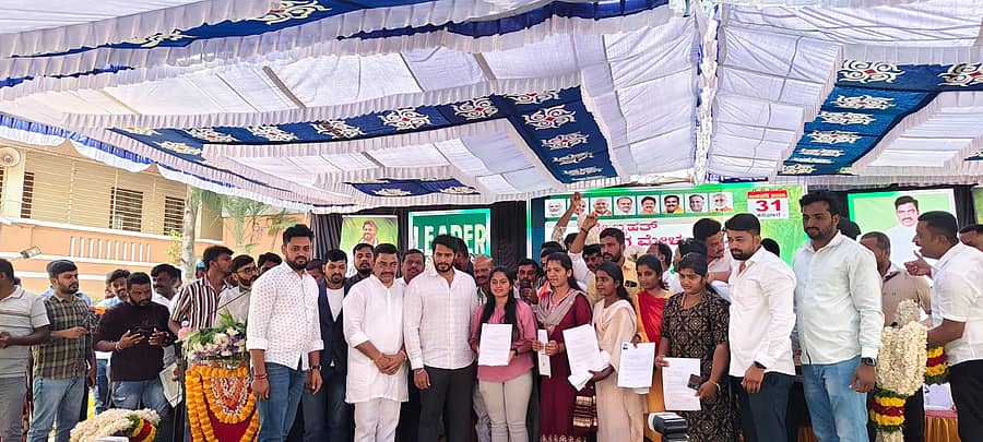 <div class="paragraphs"><p>ತಿಪಟೂರಿನಲ್ಲಿ ನಡೆದ ಉದ್ಯೋಗಮೇಳದಲ್ಲಿ ಉದ್ಯೋಗಾಕಾಂಕ್ಷಿಗಳಿಗೆ ನೇಮಕಾತಿ ಪತ್ರ ನೀಡಲಾಯಿತು</p></div>