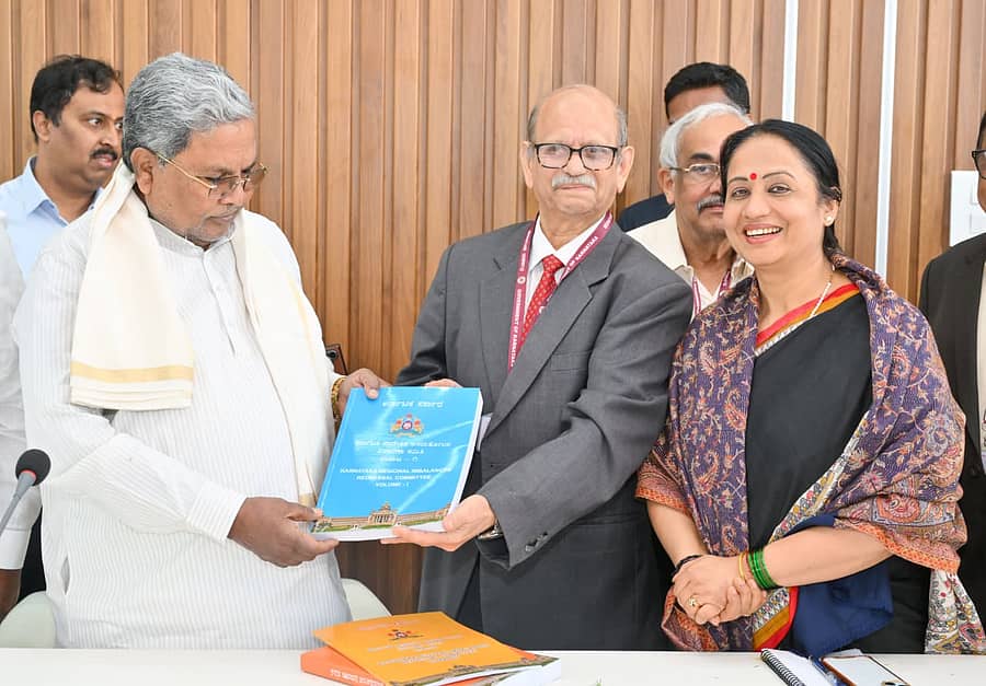 ಪ್ರೊ.ಎಂ.ಗೋವಿಂದರಾವ್‌ ಅವರು ಸಿದ್ದರಾಮಯ್ಯ ಅವರಿಗೆ ವರದಿಯನ್ನು ಸಲ್ಲಿಸಿದರು. ಮುಖ್ಯ ಕಾರ್ಯದರ್ಶಿ ಶಾಲಿನಿ ರಜನೀಶ್‌ ಇದ್ದರು