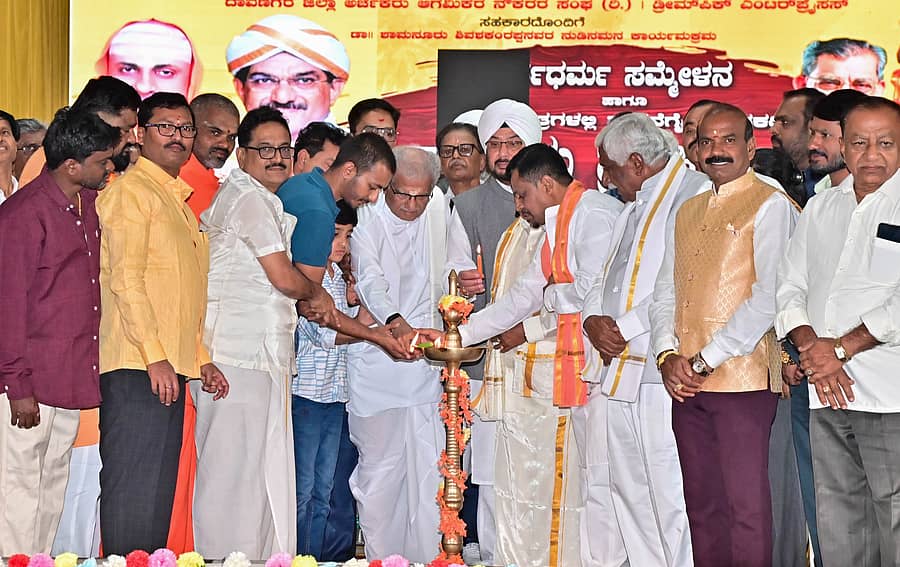 <div class="paragraphs"><p>ದಾವಣಗೆರೆಯಯಲ್ಲಿ ಆಯೋಜಿಸಿದ್ದ ಸರ್ವಧರ್ಮ ಸಮ್ಮೇಳನ ಹಾಗೂ ಸಾಧಕರಿಗೆ ರಾಷ್ಟ್ರೀಯ ಪ್ರಶಸ್ತಿ ಪ್ರದಾನ ಸಮಾರಂಭವನ್ನು ಧರ್ಮಾಧಿಕಾರಿ ವಿರೇಂದ್ರ ಹೆಗ್ಗಡೆ ದೀಪ ಬೆಳಗಿಸಿ ಉದ್ಘಾಟಿಸಿದರು</p></div>