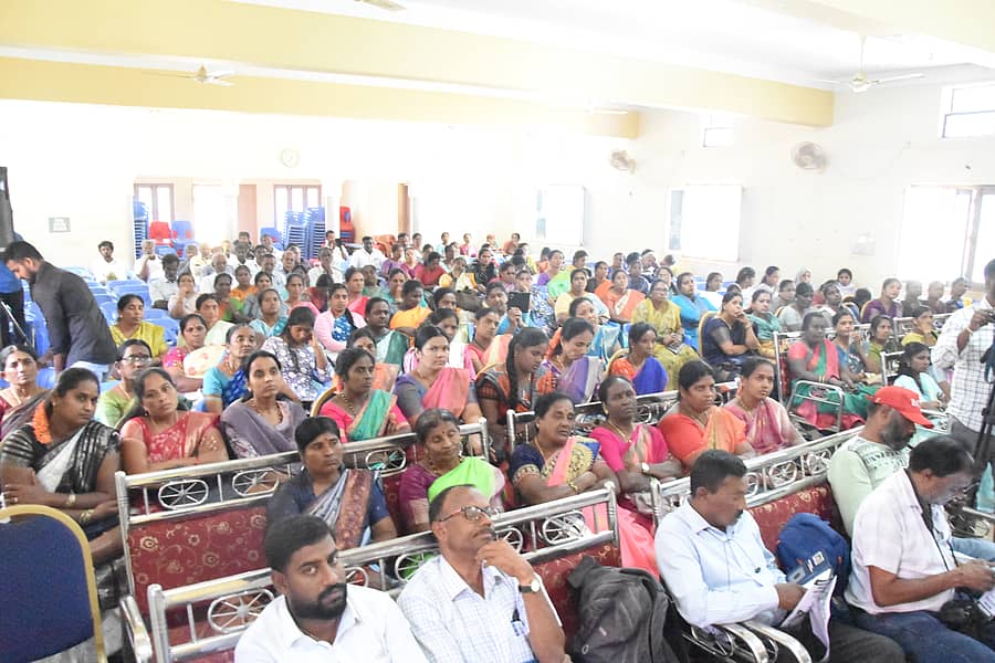 ಚಿಕ್ಕಬಳ್ಳಾಪುರದಲ್ಲಿ ನಡೆದ ಕಾರ್ಮಿಕ ರೈತ ಸಮಾವೇಶದಲ್ಲಿ ಪಾಲ್ಗೊಂಡಿದ್ದವರು