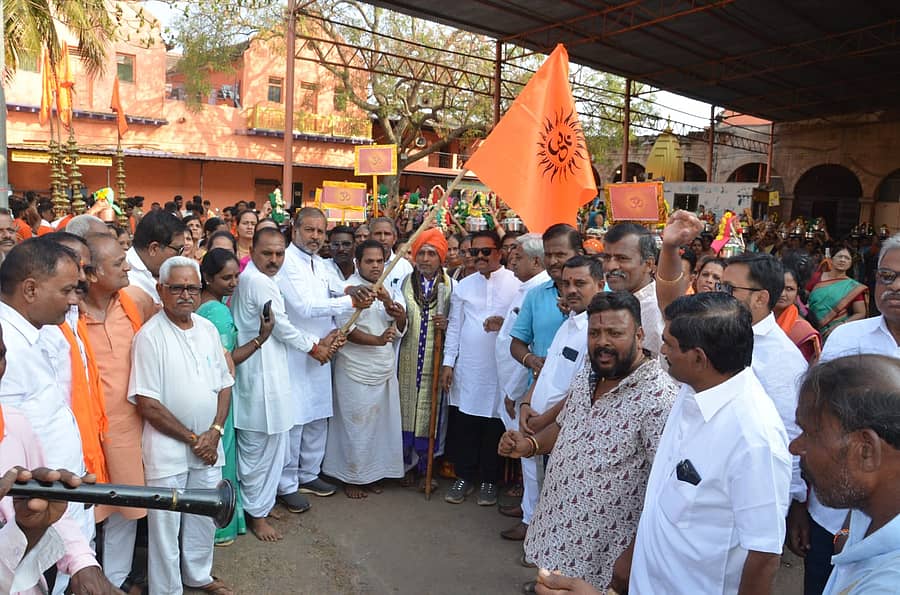 ಹಿಂದೂ ಸಮಾಜೋತ್ಸವದ ಶೋಭಾಯಾತ್ರೆಗೆ ವೀರೇಶ್ವರ ಪುಣ್ಯಾಶ್ರಮದ ಪೀಠಾಧಿಪತಿ ಕಲ್ಲಯ್ಯಜ್ಜನವರು ಚಾಲನೆ ನೀಡಿದರು