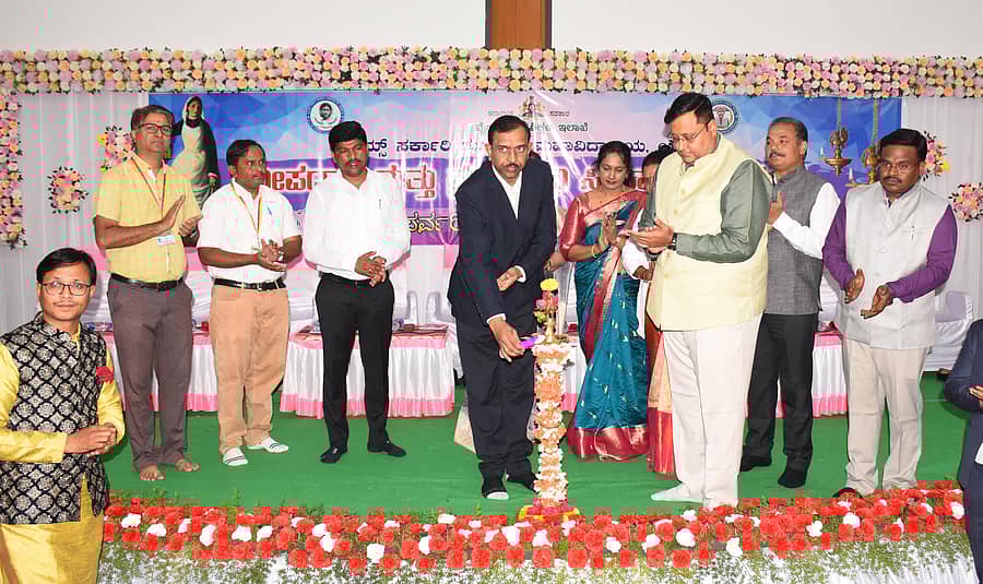 ಯಾದಗಿರಿಯ ಯಿಮ್ಸ್ನಲ್ಲಿ ಶನಿವಾರ ನಡೆದ ದೀಪದಾರೆ ಮತ್ತು ಪ್ರತಿಜ್ಞಾವಿಧಿ ಸ್ವೀಕಾರ ಕಾರ್ಯಕ್ರಮವನ್ನು ವೈದ್ಯಕೀಯ ಶಿಕ್ಷಣ ನಿರ್ದೇಶನಾಲಯದ (ನರ್ಸಿಂಗ್ ಶಿಕ್ಷಣ) ಸಹಾಯಕ ನಿರ್ದೇಶಕ ಶ್ರೀಕಾಂತ್ ಫುಲಾರಿ ಉದ್ಘಾಟಿಸಿದರು. ಗಣ್ಯರು ಉಪಸ್ಥಿತರಿದ್ದರು