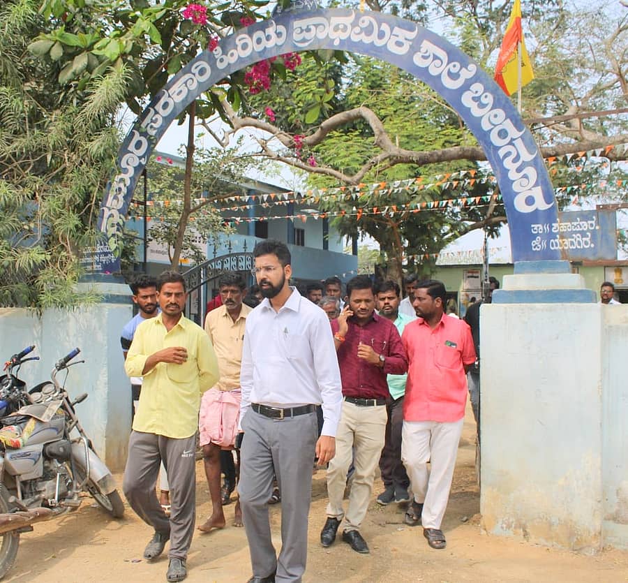 ಶಹಾಪುರ ತಾಲ್ಲೂಕಿನ ಬಿರನೂರ ಗ್ರಾಮದ ಸರ್ಕಾರಿ ಪ್ರಾಥಮಿಕ ಶಾಲೆಗೆ ಜಿಪಂ ಸಿಇಒ ಲವೀಶ ಒರಡಿಯಾ ಭೇಟಿ ನೀಡಿ ಗ್ರಾಮಸ್ಥರ ಸಮಸ್ಯೆ ಆಲಿಸಿದರು