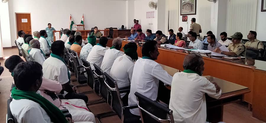 ಚಾಮರಾಜನಗರದ ಜಿಲ್ಲಾಧಿಕಾರಿ ಕಚೇರಿ ಸಭಾಂಗಣದಲ್ಲಿ ಶನಿವಾರ ರೈತರ ಸಮಸ್ಯೆಗಳ ಕುರಿತು ಚರ್ಚಿಸಲು ಜಿಲ್ಲಾಧಿಕಾರಿಗಳು ಅಧಿಕಾರಿಗಳ ಸಭೆ ನಡೆಸಿದರು