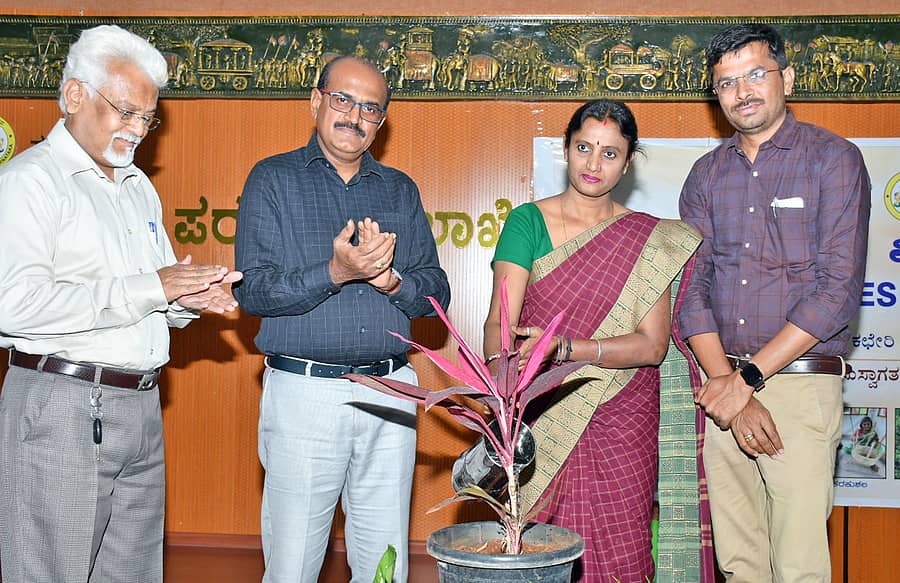 ಮೈಸೂರಿನ ವಸ್ತು ಪ್ರದರ್ಶನ ಮೈದಾನದಲ್ಲಿನ ಪುರಾತತ್ವ, ಸಂಗ್ರಹಾಲಯಗಳು ಮತ್ತು ಪರಂಪರೆ ಇಲಾಖೆ ಸಭಾಂಗಣದಲ್ಲಿ ಶನಿವಾರ ನಡೆದ ಮಾಸಿಕ ಸರಣಿ ವಿಶೇಷ ಉಪನ್ಯಾಸ ಉದ್ಘಾಟನೆ ನಡೆಯಿತು. ವೀರಣ್ಣ ಅಕ್ಕಸಾಲಿ, ಎ.ದೇವರಾಜು, ಸಿ.ಎಸ್.ಅನುಪಮಾ, ಅಂಬರೀಶ್‌ ಹಾಜರಿದ್ದರು