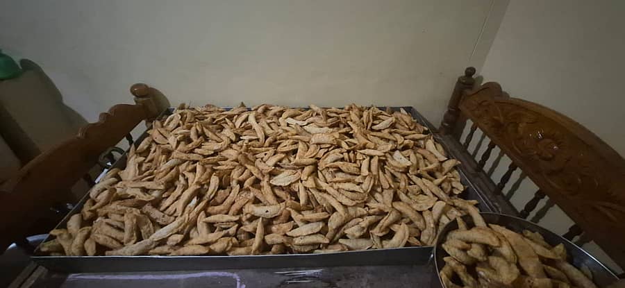 ಹೂವಿನಹಡಗಲಿ ತಾಲ್ಲೂಕು ಬಾವಿಹಳ್ಳಿಯ ಅಕ್ಕನ ಬಳಗದವರು ಗವಿಮಠದ ಜಾತ್ರೆಯ ದಾಸೋಹಕ್ಕೆ ಕರ್ಚಿಕಾಯಿ ಸಿದ್ದಪಡಿಸುತ್ತಿರುವುದು