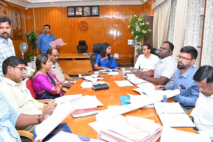 ತುಮಕೂರಿನಲ್ಲಿ ಶನಿವಾರ ಟೂಡಾ ಬಜೆಟ್ ಸಭೆ ಜಿಲ್ಲಾಧಿಕಾರಿ ಶುಭ ಕಲ್ಯಾಣ್ ಅಧ್ಯಕ್ಷತೆಯಲ್ಲಿ ನಡೆಯಿತು. ಶಾಸಕ ಜಿ.ಬಿ.ಜ್ಯೋತಿಗಣೇಶ್, ಟೂಡಾ ಆಯುಕ್ತ ಉಮೇಶ್‍ಚಂದ್ರ, ಪಾಲಿಕೆ ಆಯುಕ್ತರಾದ ಶುಭ, ಎಎಸ್‌ಪಿ ಸಿ.ಗೋಪಾಲ್ ಇತರರು ಉಪಸ್ಥಿತರಿದ್ದರು