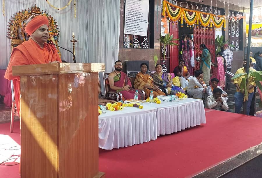 ಹುಬ್ಬಳ್ಳಿಯ ವಿದ್ಯಾನಗರದ ಬನಶಂಕರಿ ದೇವಿ ದೇವಸ್ಥಾನದಲ್ಲಿ ಈಚೆಗೆ ನಡೆದ 27ನೇ ಪ್ರತಿಷ್ಠಾಪನಾ ಮಹೋತ್ಸವ ಸಮಾರಂಭದಲ್ಲಿ ಮಡಿವಾಳ ರಾಜಯೋಗೀಂದ್ರ ಸ್ವಾಮೀಜಿ ಮಾತನಾಡಿದರು 