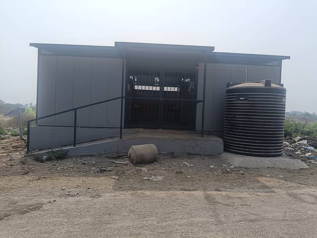 ವಡಗೇರಾ ಪಟ್ಟಣದ ಸರ್ಕಾರಿ ಪ್ರಾಥಮಿಕ ಶಾಲೆಯ ಹತ್ತಿರ ಅಪೂರ್ಣಗೊಂಡ ಜೈವಿಕ ಶೌಚಾಲಯ