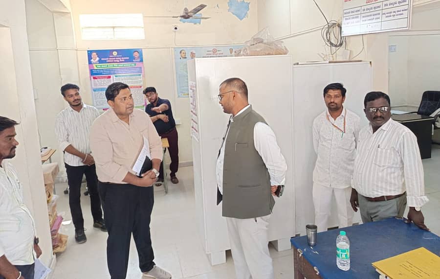 ಸಿರವಾರ ತಾಲ್ಲೂಕು ಪಂಚಾಯಿತಿ ಕಚೇರಿಗೆ ಜಿಲ್ಲಾ ಪಂಚಾಯಿತಿ ಸಿಇಒ ಈಶ್ವರಕುಮಾರ ಕಾಂದೂ ಅವರು ಭೇಟಿ ನೀಡಿ ಪರಿಶೀಲಿಸಿದರು