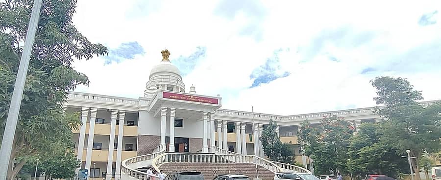 ದೇವನಹಳ್ಳಿ ತಾಲ್ಲೂಕಿನ ಬೀರಸಂದ್ರದಲ್ಲಿರುವ ಬೆಂಗಳೂರು ಗ್ರಾಮಾಂತರ ಜಿಲ್ಲೆಯ ಜಿಲ್ಲಾಡಳಿತ ಭವನ