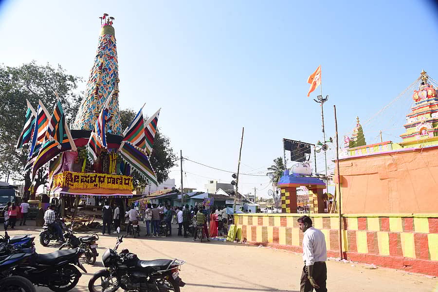 ನಂಜನಗೂಡು ತಾಲ್ಲುಕಿನ ಹಗಿನವಾಳು ಗ್ರಾಮದೇವತೆ ‘ಪಟ್ಟದಮ್ಮ ರಾಣಿ ದೇವತೆ ಜಾತ್ರೆ’ ಸ್ಥಗಿತಗೊಂಡ ಪರಿಣಾಮ ರಥ ಬೀದಿಯಲ್ಲಿ ನಿಂತಿದೆ