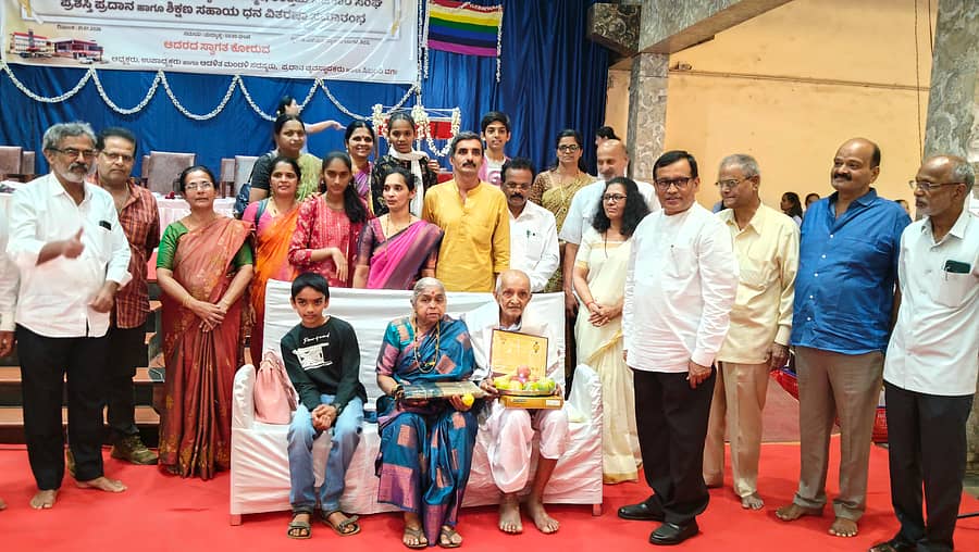 ಶಿರಸಿ ಟಿಎಸ್‌ಎಸ್ ಪ್ರಧಾನ ಕಚೇರಿ ವ್ಯಾಪಾರ ಅಂಗಳದಲ್ಲಿ ಶನಿವಾರ ಸಂಘದ ಹಿರಿಯ ನಿಷ್ಠಾವಂತ ಸದಸ್ಯರನ್ನು ಸನ್ಮಾನಿಸಲಾಯಿತು. 