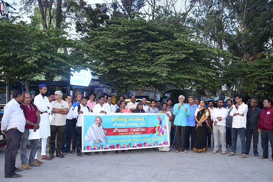 ತುಮಕೂರಿನಲ್ಲಿ ಸೌಹಾರ್ದ ಕರ್ನಾಟಕ ಸಂಘಟನೆಯಿಂದ ಹುತಾತ್ಮರ ದಿನಾಚರಣೆ ಹಮ್ಮಿಕೊಳ್ಳಲಾಗಿತ್ತು. ಪ್ರಮುಖರಾದ ಕೆ.ದೊರೈರಾಜ್‌, ಸಿ.ಯತಿರಾಜು, ಎ.ನರಸಿಂಹಮೂರ್ತಿ, ಪಂಡಿತ್‌ ಜವಾಹರ್‌, ತಾಜುದ್ದೀನ್‌ ಷರೀಫ್‌, ಚಂದ್ರ, ಅರುಣ್‌, ಕಲ್ಪನಾ, ಎನ್.ಕೆ.ಸುಬ್ರಮಣ್ಯ ಇತರರು ಪಾಲ್ಗೊಂಡಿದ್ದರು