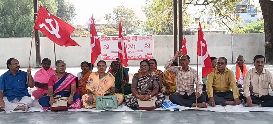 ರಾಯಚೂರಿನ ಟಿಪ್ಪು ಸುಲ್ತಾನ್ ಉದ್ಯಾನದಲ್ಲಿ ಶನಿವಾರ ಕಮ್ಯುನಿಸ್ಟ್ ಪಕ್ಷದ ಕಾರ್ಯಕರ್ತರು ಪ್ರತಿಭಟನೆ ನಡೆಸಿದರು