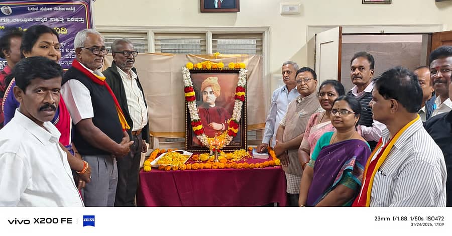 ಚಿಕ್ಕಬಳ್ಳಾಪುರದಲ್ಲಿ ಪುಸ್ತಕ ಪ್ರಾಧಿಕಾರವು ಹಮ್ಮಿಕೊಂಡಿದ್ದ ‘ಮನೆಗೊಂದು ಗ್ರಂಥಾಲಯ’ ಕಾರ್ಯಕ್ರಮದಲ್ಲಿ ಪಾಲ್ಗೊಂಡಿದ್ದ ಗಣ್ಯರು