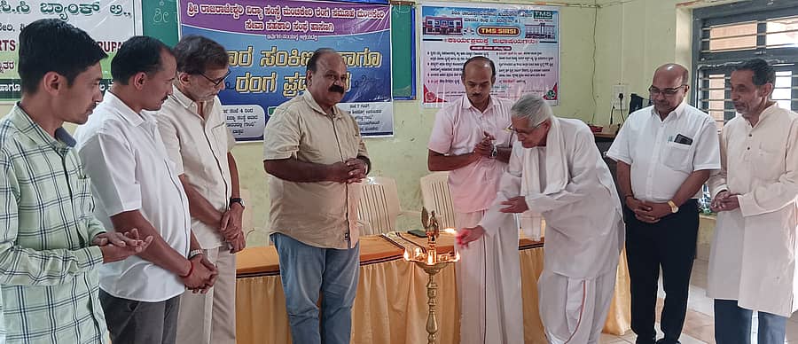 ಯಲ್ಲಾಪುರ ತಾಲ್ಲೂಕು ಮಂಚಿಕೇರಿಯಲ್ಲಿ ನಡೆದ ಸ್ವಾತಂತ್ರ್ಯೋತ್ತರ ಭಾರತದಲ್ಲಿ ಗಾಂಧಿ - ಕಲ್ಪನೆ ಮತ್ತು ವಾಸ್ತವ ಉಪನ್ಯಾಸ ಕಾರ್ಯಕ್ರಮವನ್ನು ಗಣ್ಯರು ಉದ್ಘಾಟಿಸಿದರು