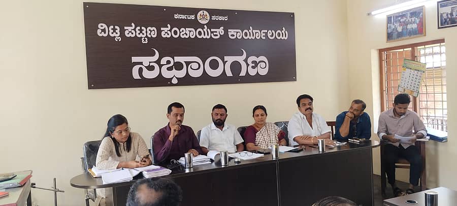 ವಿಟ್ಲ ಪಟ್ಟಣ ಪಂಚಾಯಿತಿ ಸಭೆ ಕರುಣಾಕರ ನಾಯ್ತೊಟ್ಟು ಅವರ ಅಧ್ಯಕ್ಷತೆಯಲ್ಲಿ ನಡೆಯಿತು