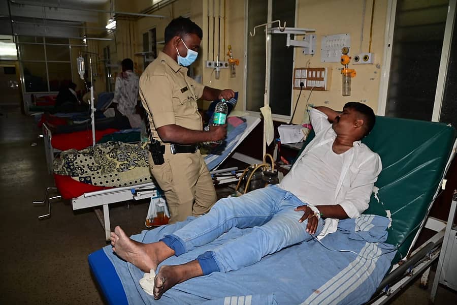 ಚಿಗಟೇರಿ ಜಿಲ್ಲಾ ಆಸ್ಪತ್ರೆಯಲ್ಲಿ ಚಿಕಿತ್ಸೆ ಪಡೆಯುತ್ತಿರುವ ಕಾನ್‌ಸ್ಟೆಬಲ್‌ ಕೆಂಚಪ್ಪ