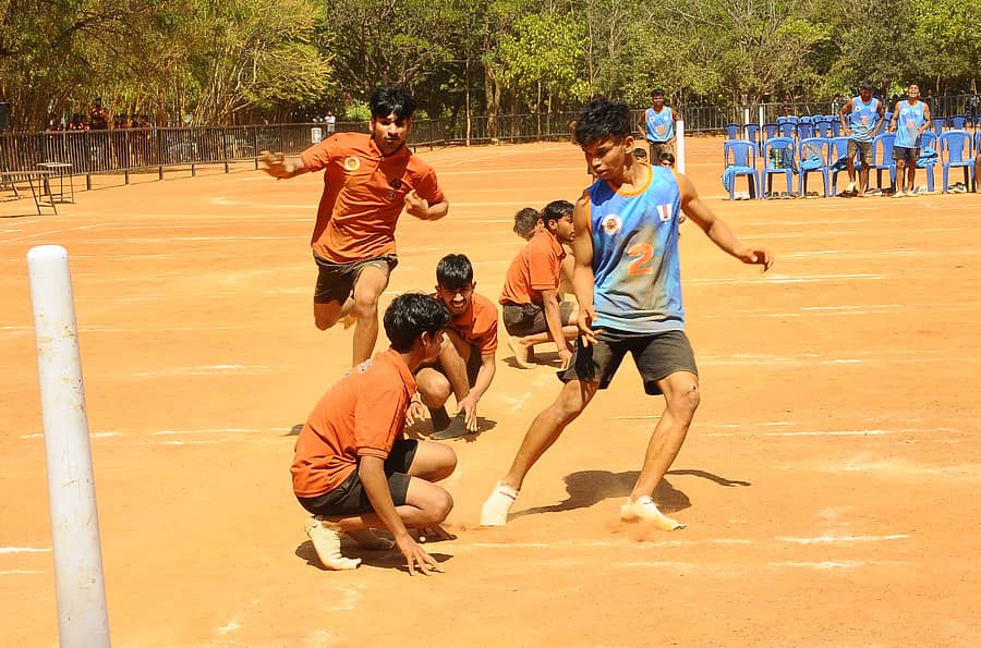 <div class="paragraphs"><p>ತುಮಕೂರಿನಲ್ಲಿ ಶನಿವಾರ ನಡೆದ ಕೊಕ್ಕೊ ಪಂದ್ಯದಲ್ಲಿ ರಕ್ಷಣಾತ್ಮಕ ಆಟವಾಡಿದ ಆಟಗಾರ  </p></div>