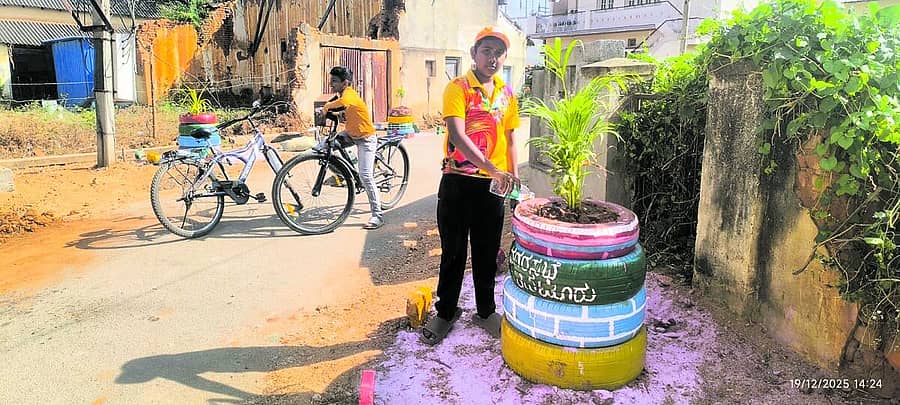 <div class="paragraphs"><p>ತಿಪಟೂರಿನಲ್ಲಿ ಹಳೆಯ ಟೈರ್‌ಗಳ ಆಕರ್ಷಣೆ</p></div>