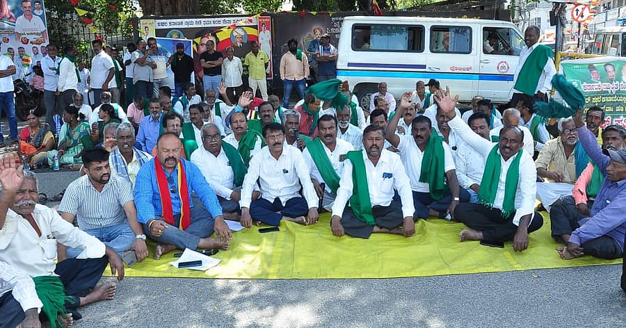 ಮೈಷುಗರ್‌ ಕಾರ್ಖಾನೆಯಲ್ಲಿ ನಡೆದಿರುವ ಭ್ರಷ್ಟಾಚಾರದ ಬಗ್ಗೆ ನ್ಯಾಯಾಂಗ ತನಿಖೆ ನಡೆಸಬೇಕು ಎಂದು ಆಗ್ರಹಿಸಿ ಹಸಿರು ಸೇನೆ, ರೈತ ಸಂಘ ಕಾರ್ಯಕರ್ತರು ಹಾಗೂ ವಿವಿಧ ಪ್ರಗತಿಪರ ಸಂಘಟನೆಗಳ ಮುಖಂಡರು ಮಂಡ್ಯ ನಗರದ ಜೆ.ಸಿ. ವೃತ್ತದಲ್ಲಿ ಪ್ರತಿಭಟನೆ ನಡೆಸಿದರು