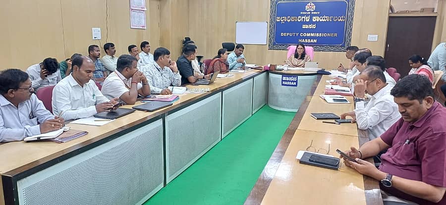 ಹಾಸನದ ಜಿಲ್ಲಾಧಿಕಾರಿ ಕಚೇರಿಯಲ್ಲಿ ಶನಿವಾರ ನಡೆದ ಸಭೆಯಲ್ಲಿ ಜಿಲ್ಲಾಧಿಕಾರಿ ಕೆ.ಎಸ್.ಲತಾಕುಮಾರಿ ಮಾತನಾಡಿದರು 