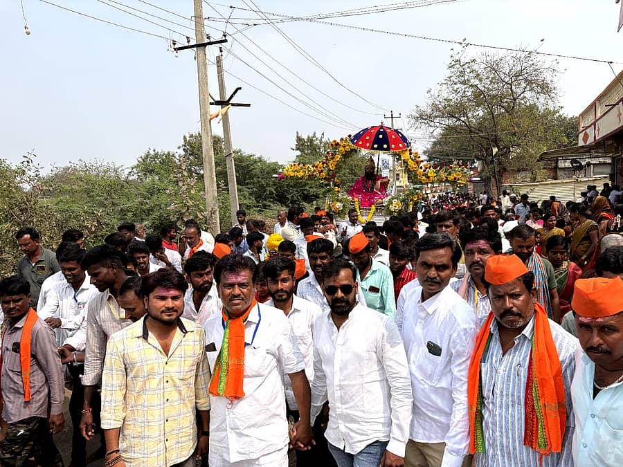 ಯಡ್ರಾಮಿ ಕೋನಸಿರಸಿಗಿಯಲ್ಲಿ ಭಕ್ತರಿಂದ ಕಾಶಿ ಜಗದ್ಗುರುಗಳ ಅದ್ದೂರಿ ಅಡ್ಡಪಲ್ಲಕ್ಕಿ ಮಹೋತ್ಸವ ಜರುಗಿತು