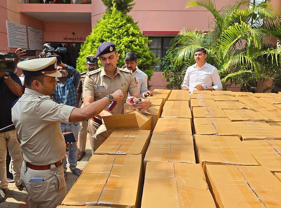 ಗೋವಾದಿಂದ ಬೆಳಗಾವಿಗೆ ಅಕ್ರಮವಾಗಿ ಸಾಗಣೆ ಮಾಡುತ್ತಿದ್ದ ಮದ್ಯವನ್ನು ನಗರ ಪೊಲೀಸ್‌ ಕಮಿಷನರ್‌ ಭೂಷಣ ಬೊರಸೆ ಶನಿವಾರ ಪರಿಶೀಲಿಸಿದರು. ದಾಳಿ ನಡೆಸಿದ ಇನ್‌ಸ್ಪೆಕ್ಟರ್‌ ಬಿ.ಆರ್.ಗಡ್ಡೇಕರ ಜೊತೆಯಾದರು  ಪ್ರಜಾವಾಣಿ ಚಿತ್ರ