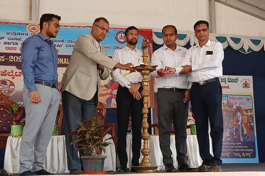 ರಾಯಚೂರಿನಲ್ಲಿ ಶನಿವಾರ ನಡೆದ ಹೆಲ್ಮೆಟ್ ವಿತರಣೆ ಕಾರ್ಯಕ್ರಮವನ್ನು ನ್ಯಾಯಾಧೀಶ ಎಚ್.ಎ.ಸಾತ್ವಿಕ್ ಉದ್ಘಾಟಿಸಿದರು. ಜಿಲ್ಲಾಧಿಕಾರಿ ನಿತೀಶ್ ಕೆ., ಭಾವನೇಶ ಕುಮಾರ ಗುಪ್ತಾ, ಗುರುರಾಜ ಬಿರಾದಾರ ಉಪಸ್ಥಿತರಿದ್ದರು